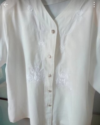 Blusa blanca bordada talla 52 Alt.75 Del Hombro 50