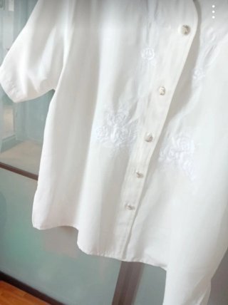 Blusa blanca bordada talla 52 Alt.75 Del Hombro 50