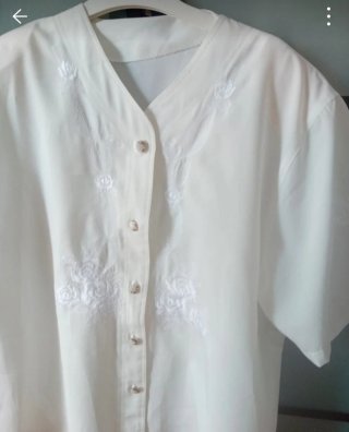 Blusa blanca bordada talla 52 Alt.75 Del Hombro 50