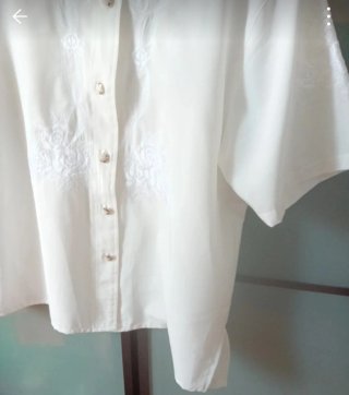 Blusa blanca bordada talla 52 Alt.75 Del Hombro 50