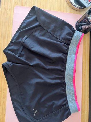 Shorts deportivos negros con detalles rosas