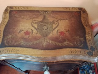 Mueble auxiliar antiguo madera con dibujo de flore