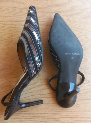 Zapatos de fiesta negros con lentejuelas