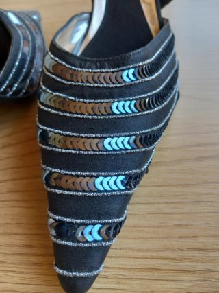 Zapatos de fiesta negros con lentejuelas