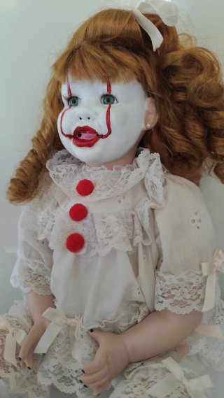 Bambola stile Pennywise. Bambole dell'orrore.