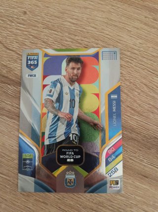 Carta Panini FIFA 365 Leo Messi.