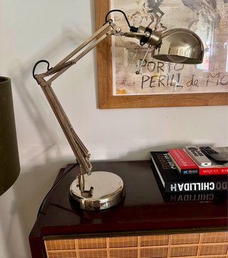 Lámpara de mesa IKEA metálica.