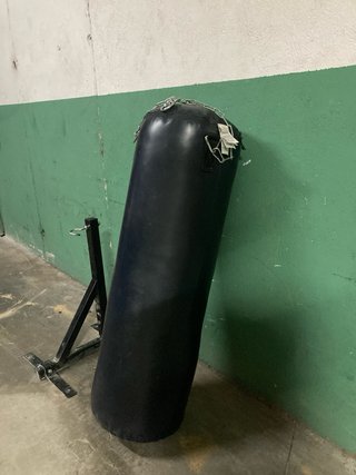 Saco de boxeo y soporte