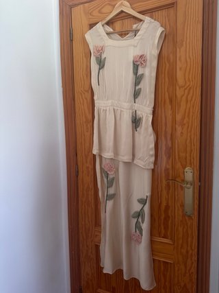 Vestido satinado beige flores relieve