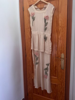 Vestido satinado beige flores relieve