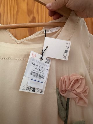 Vestido satinado beige flores relieve