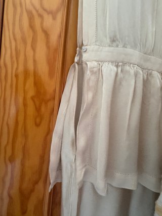 Vestido satinado beige flores relieve