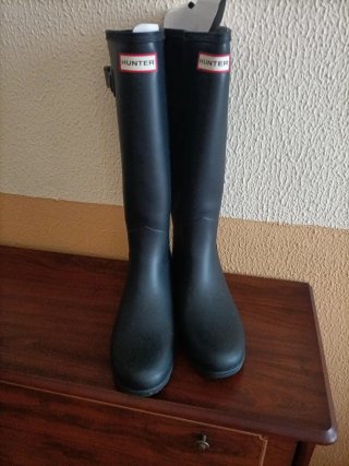 Botas de goma Hunter azul oscuro.