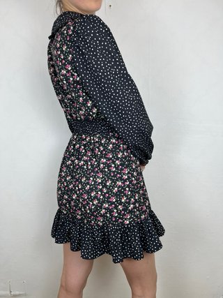 Vestido mini floral y lunares con volantes