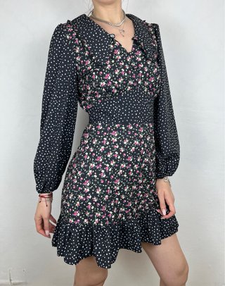 Vestido mini floral y lunares con volantes