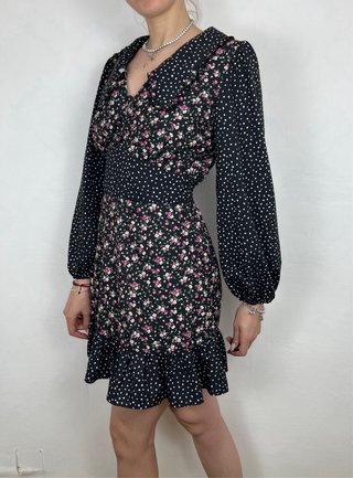 Vestido mini floral y lunares con volantes