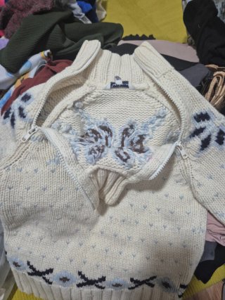 Jersey blanco con cremallera y estampado