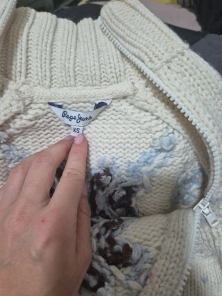Jersey blanco con cremallera y estampado