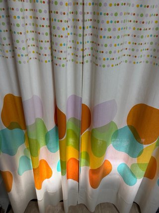 Tende multicolori e barra decorativa