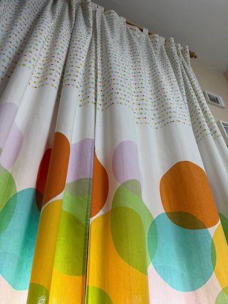 Tende multicolori e barra decorativa