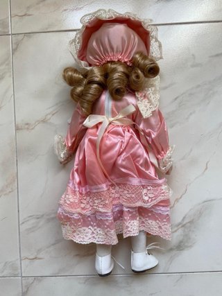 Muñeca antigua de porcelana rosa