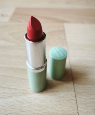 Barra de labios roja de clinique