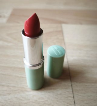 Barra de labios roja de clinique