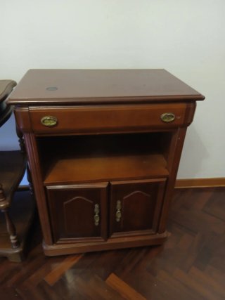 Mesa auxiliar de madera oscura