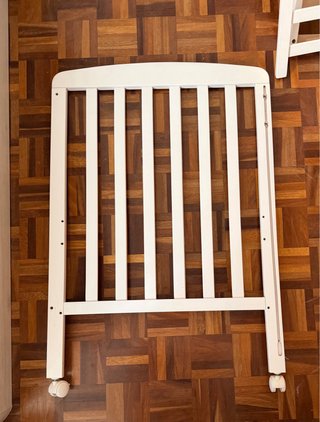 Cuna de bebé blanca con ruedas