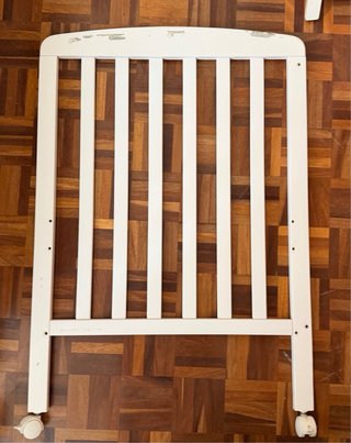 Cuna de bebé blanca con ruedas