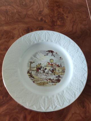 Vajilla de porcelana con borde dorado