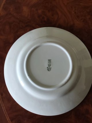 Vajilla de porcelana con borde dorado