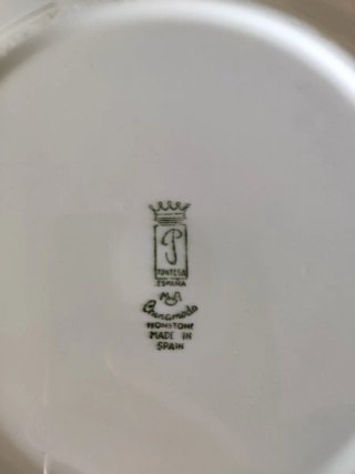 Vajilla de porcelana con borde dorado