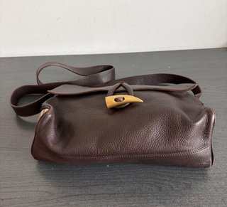 Bolso de hombro marrón