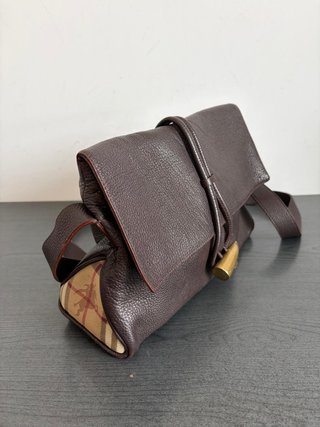 Bolso de hombro marrón