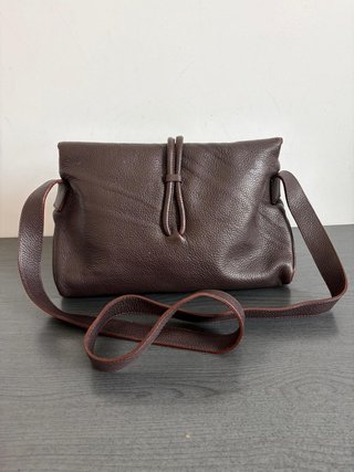 Bolso de hombro marrón