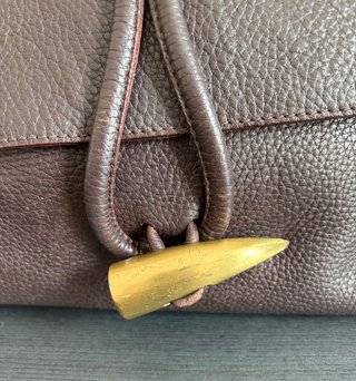 Bolso de hombro marrón