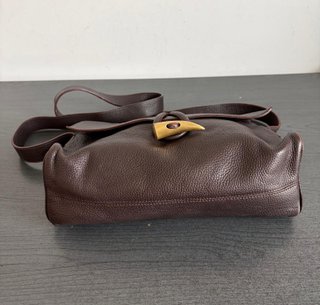Bolso de hombro marrón