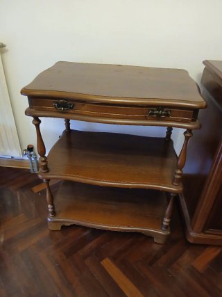 Mesa auxiliar de madera
