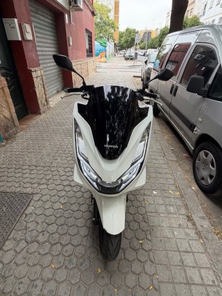 Honda PCX 125 Blanca Scooter. Siempre en garaje