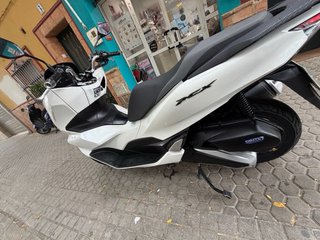 Honda PCX 125 Blanca Scooter. Siempre en garaje