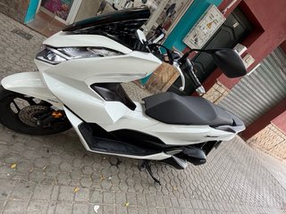 Honda PCX 125 Blanca Scooter. Siempre en garaje