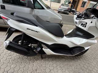 Honda PCX 125 Blanca Scooter. Siempre en garaje