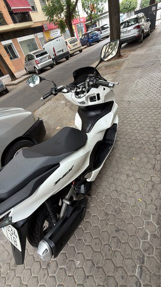 Honda PCX 125 Blanca Scooter. Siempre en garaje