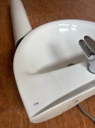 Lavabo Roca con grifo y pie
