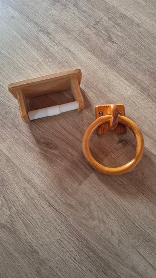 Portarrollos y toallero de madera