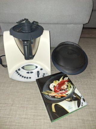Thermomix TM31 con accesorios y libro