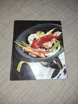 Thermomix TM31 con accesorios y libro