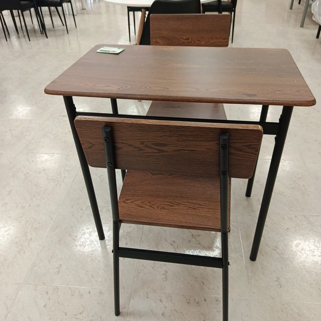 Mesa y 2 sillas madera oscura
