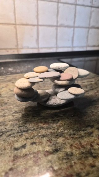 Escultura de piedras apiladas Brutalista